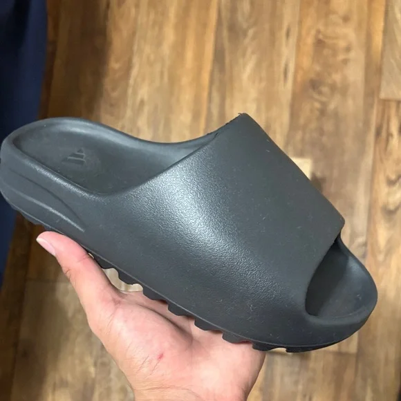 Adidas Yeezy Slide in Black - Picture 3 of 6